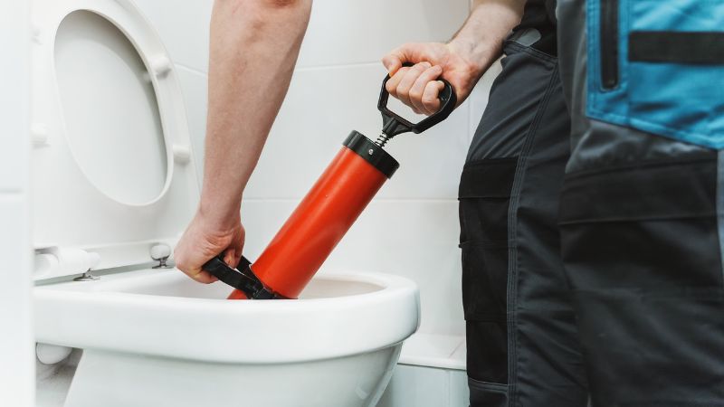 WC ou évier bouché : que faire avant d'appeler ?